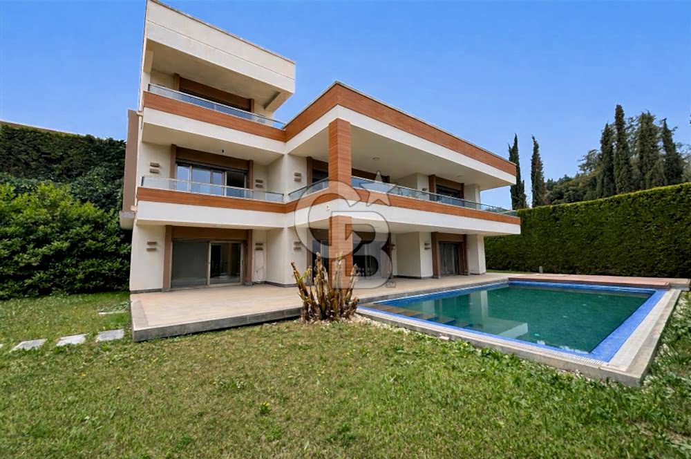 Urla Kekliktepe'de Lüks 5+2 Villa, 1570m² Arsa, Özel Havuzlu