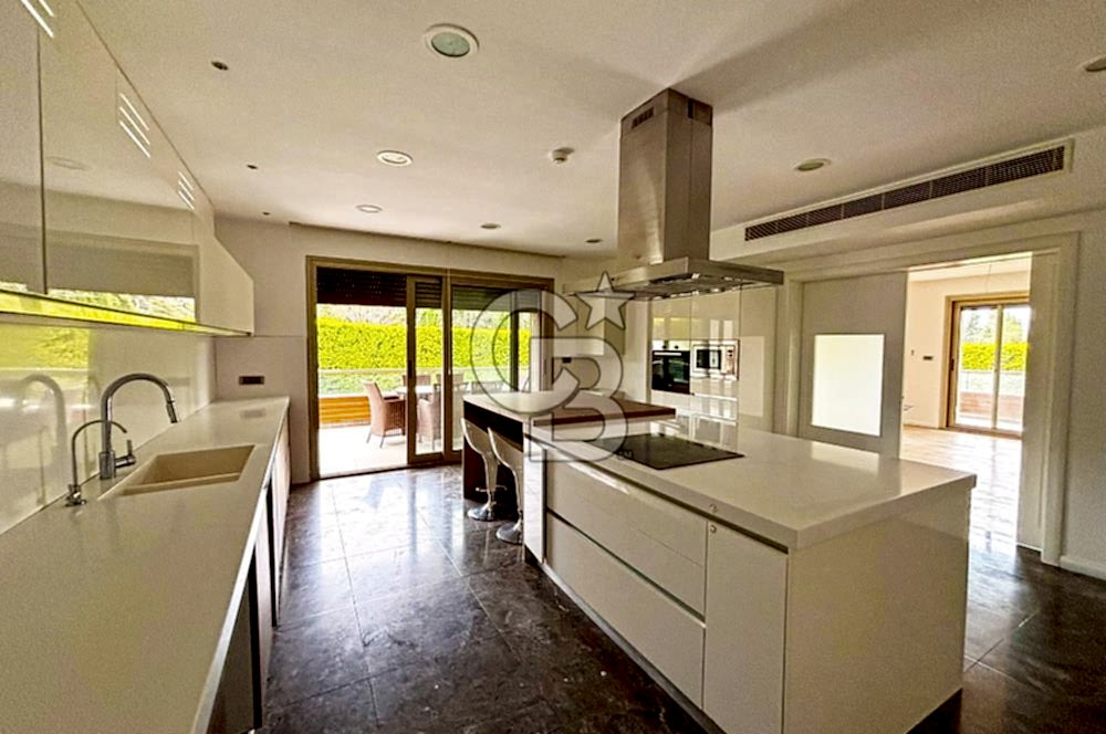 Urla Kekliktepe'de Lüks 5+2 Villa, 1570m² Arsa, Özel Havuzlu