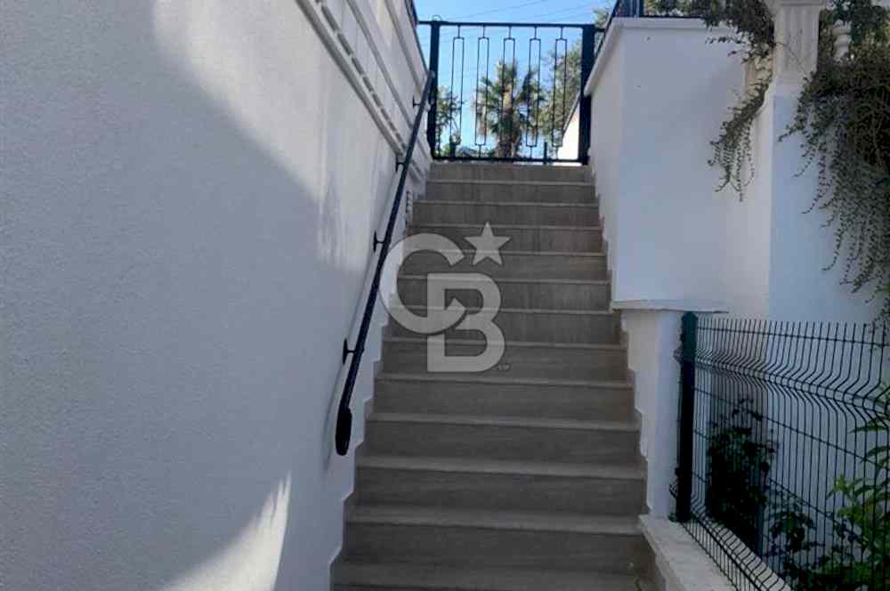 Ayvalık Cunda Adasında Full Deniz Manzaralı Satılık Lüks Villa