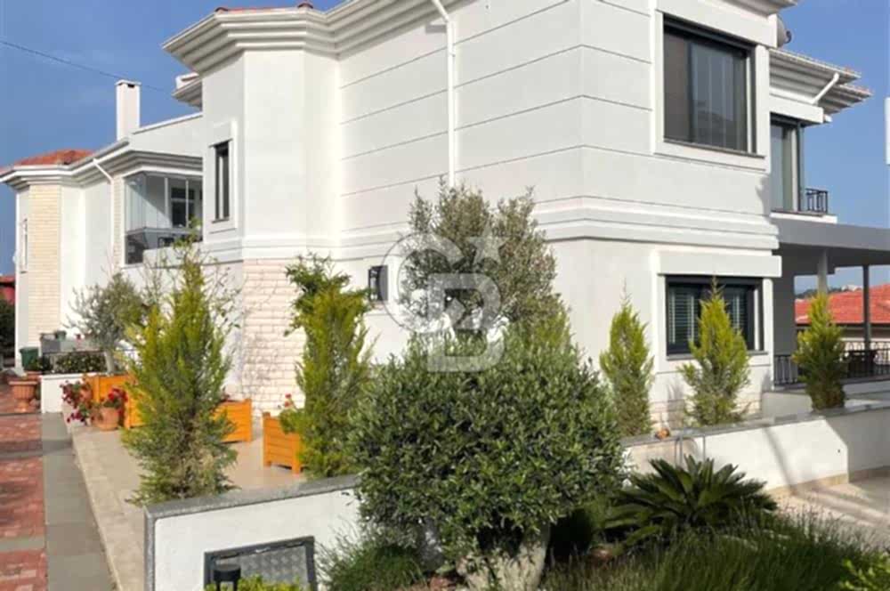 Ayvalık Cunda Adasında Full Deniz Manzaralı Satılık Lüks Villa
