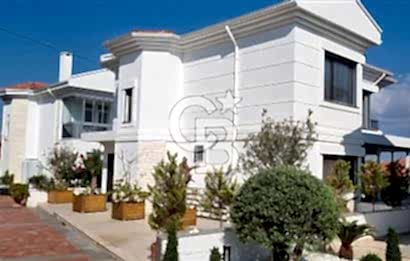 Ayvalık Cunda Adasında Full Deniz Manzaralı Satılık Lüks Villa
