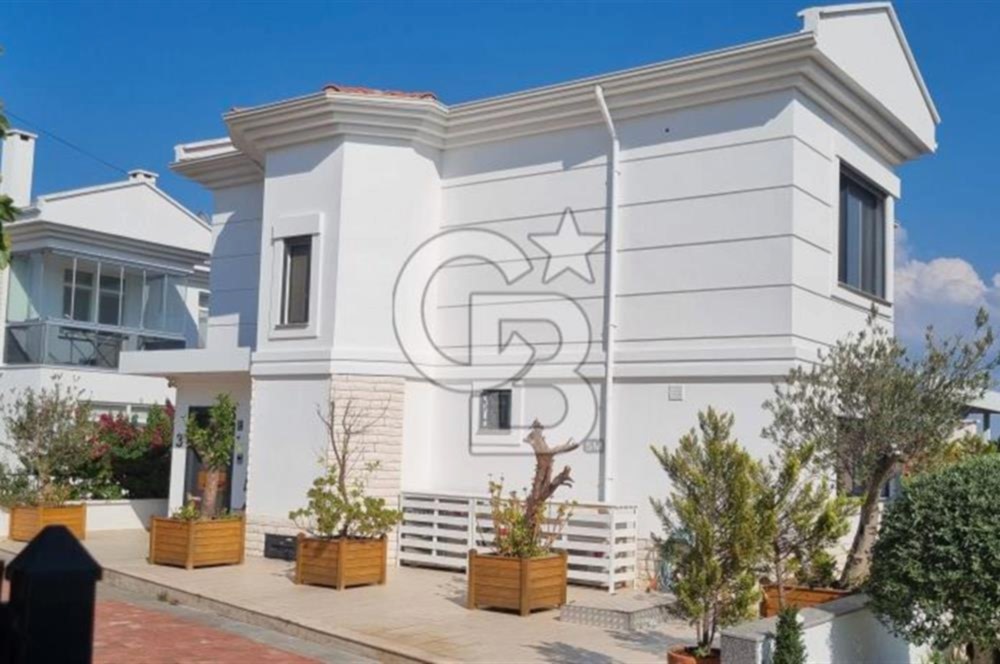 Ayvalık Cunda Adasında Full Deniz Manzaralı Satılık Lüks Villa