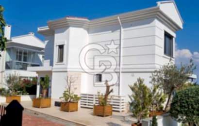 Ayvalık Cunda Adasında Full Deniz Manzaralı Satılık Lüks Villa